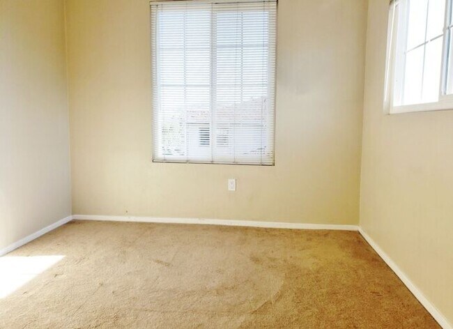 Building Photo - Great Townhome in a Quiet Community