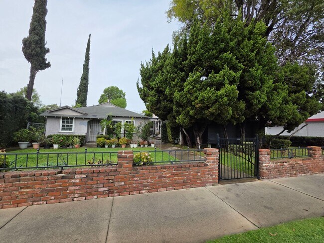 Building Photo - Stunning 2-bedroom 2nd floor apartment with garage parking!