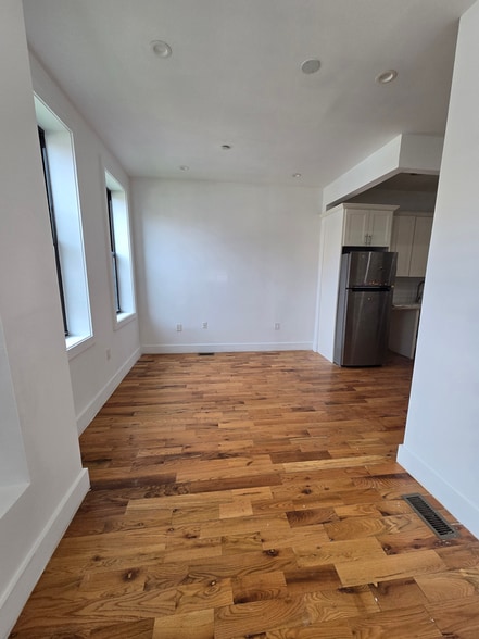 Building Photo - 195 Herzl St