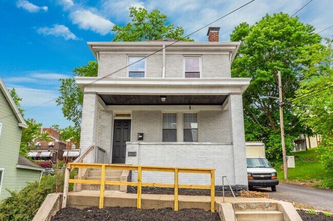 Building Photo - SCORE 1ST MONTH'S RENT FREE IF SIGNED BY AUGUST 7! Spectacular 3 bedroom home in Carrick availabl...