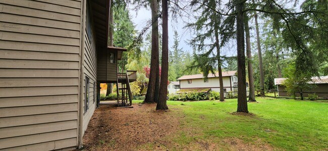 Building Photo - LYNNWOOD Spacious 3 bdrm + Den & Family Room Home