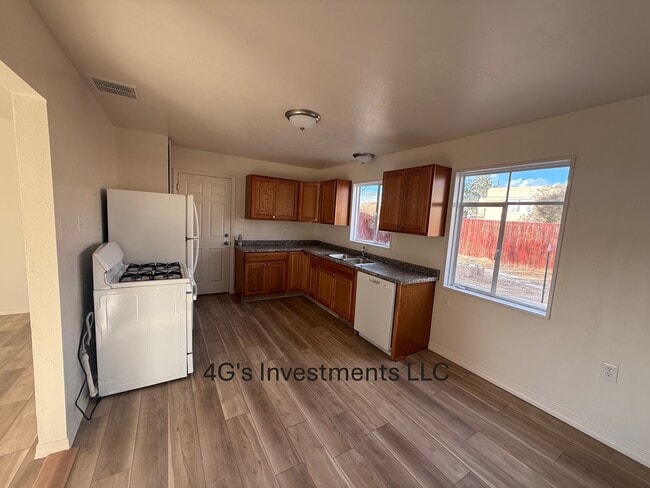 Building Photo - 3302 E Edgecliff Dr