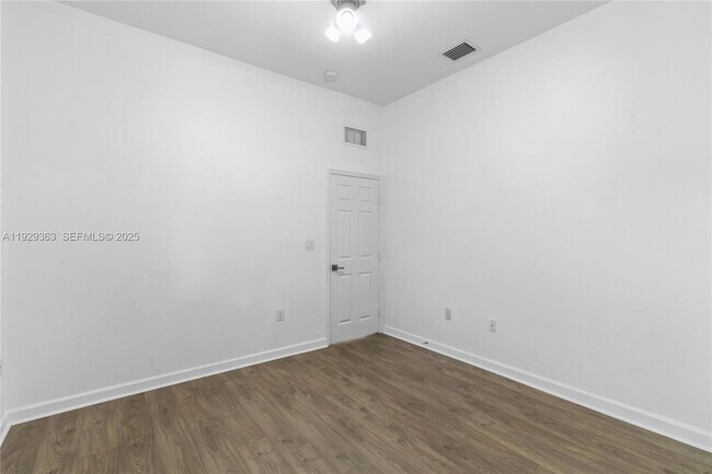 Building Photo - 3560 W 88th St