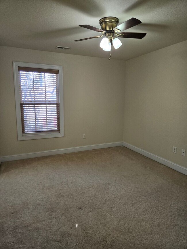 Building Photo - Lovely 3 Bedroom house near Town Center