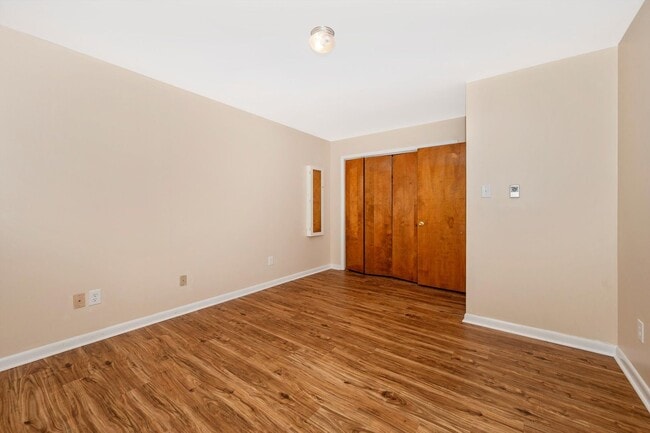 Building Photo - Apartment w/Parking