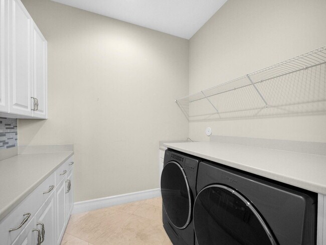 Building Photo - 9931 Bozzano Dr