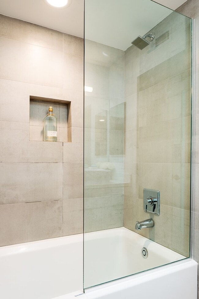 Building Photo - Off Melrose WEHO