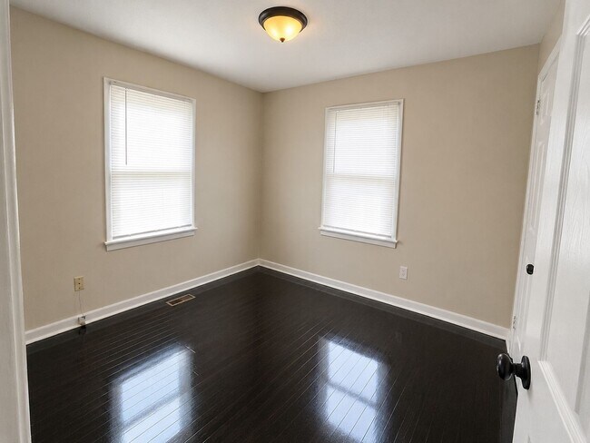 Building Photo - 104 Twin Oaks Dr