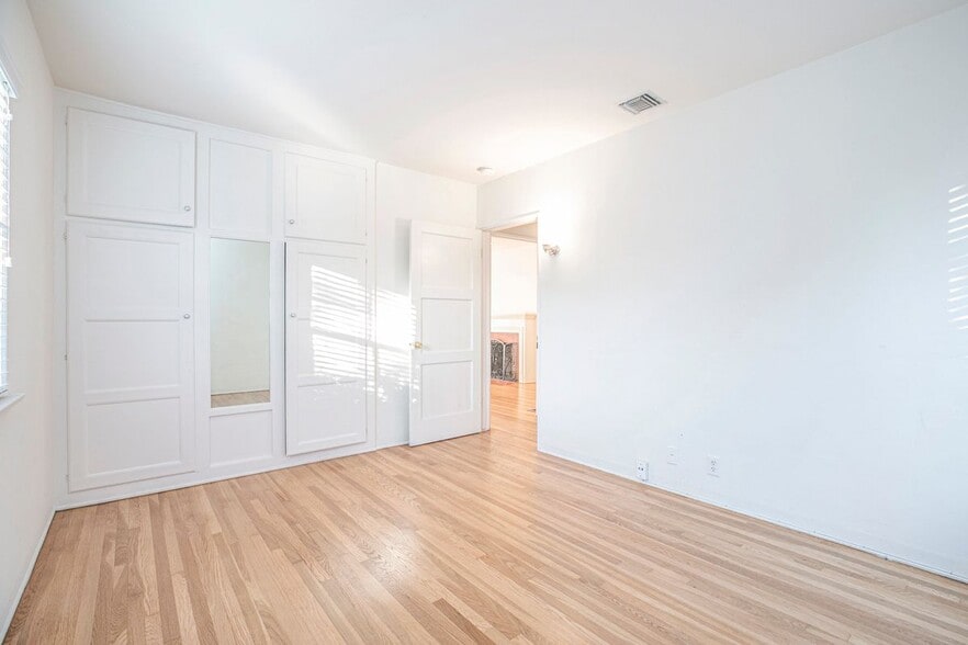 Building Photo - 2206 N Orchard Dr