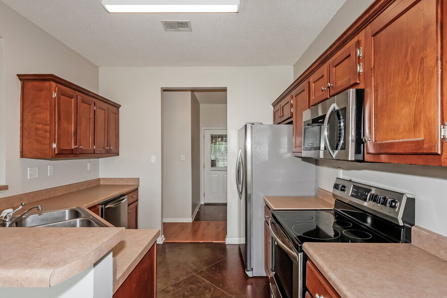 Building Photo - 8426 Linda Shore Cove