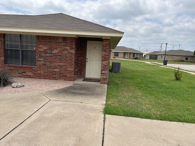 Building Photo - 908 McDaniel Cir