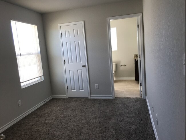 Building Photo - Town home for rent