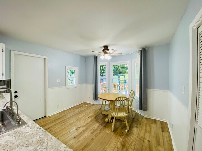 Building Photo - LARGE FENCED IN YARD!!!