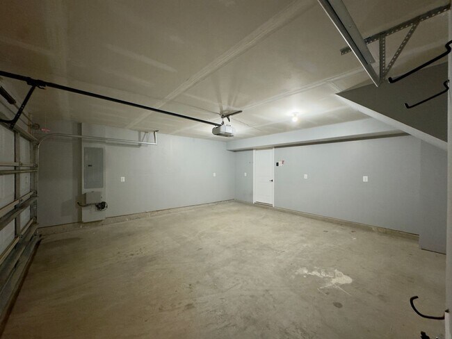 Building Photo - 1302 Dickinson Ct