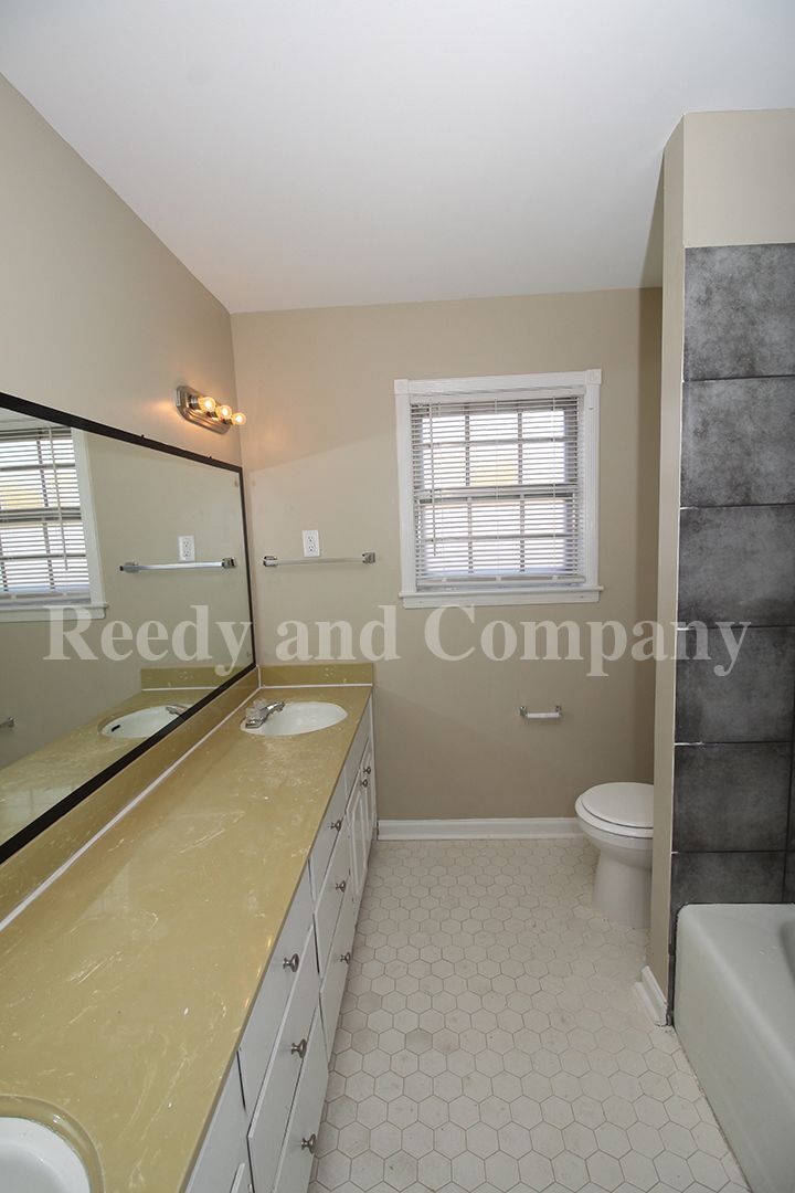 Building Photo - 3235 Fox Chase Dr