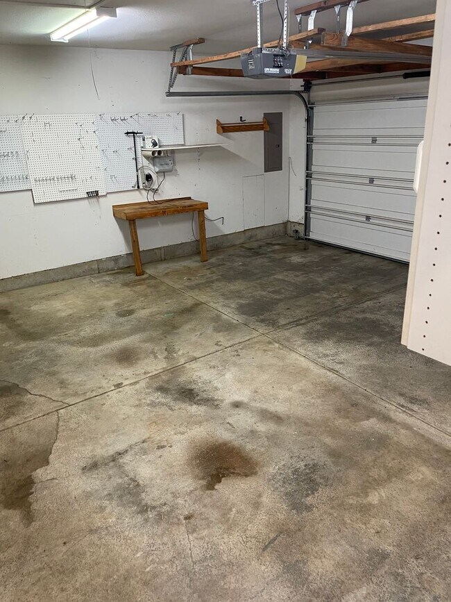 Building Photo - Charming Three Bedroom Pet Friendly Home in Lebanon Or!