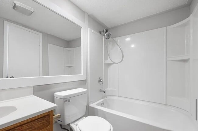 Building Photo - Welcome to this charming 2-bedroom, 1.5-ba...
