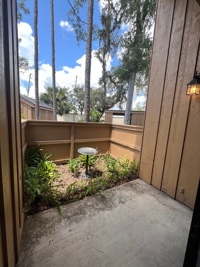 Building Photo - 260 Crown Oaks Way