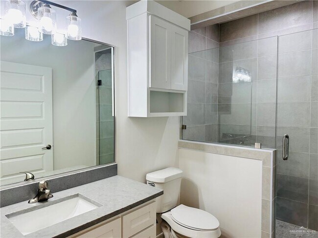 Building Photo - 10 Clarence Dr