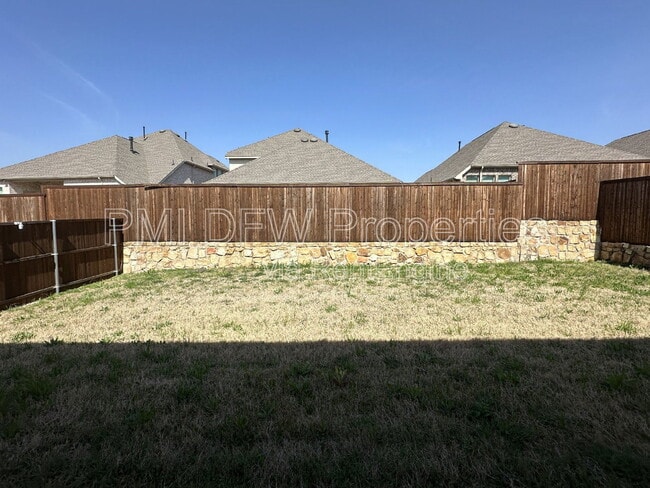 Building Photo - 2222 McMullin Dr