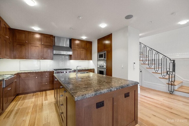 Building Photo - 19 Wilmot St