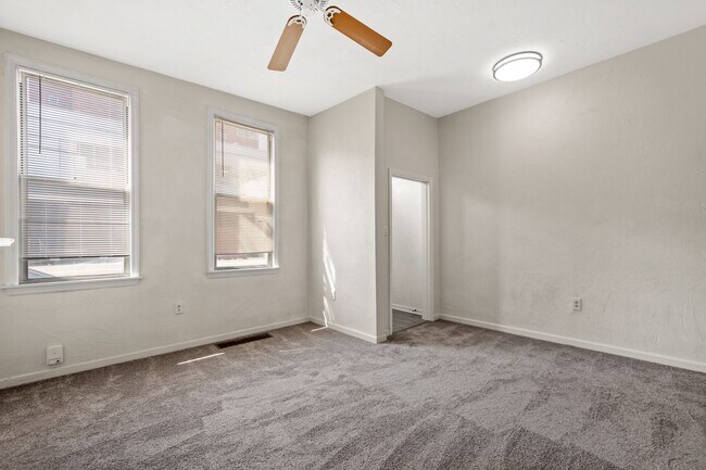 Building Photo - Stunning 3 bedroom home in South Side avai...