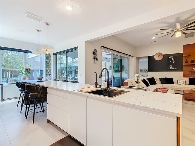 Building Photo - 790 Carmel Ln