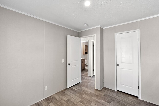 Building Photo - 687 Elmdale Ln