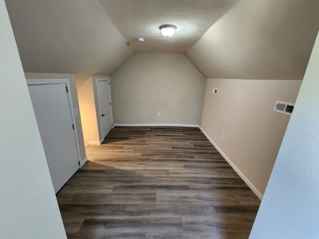 Building Photo - Spacious 3-Bedroom, 1-Bathroom Home AVAILABLE NOW!!