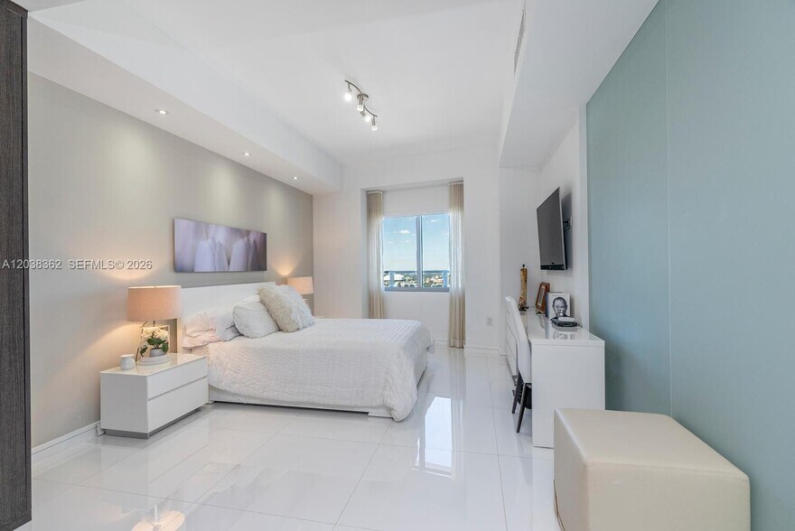 Building Photo - 1100 Biscayne Blvd