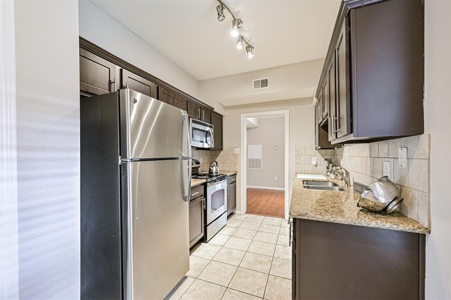 Building Photo - 2255 Braeswood Park Dr