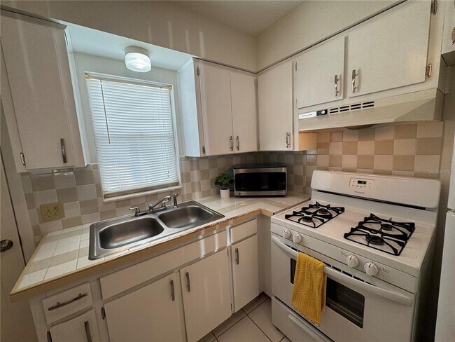 Building Photo - 5107 Park Lake Dr