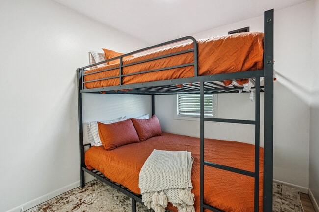 Building Photo - 403 River Dr