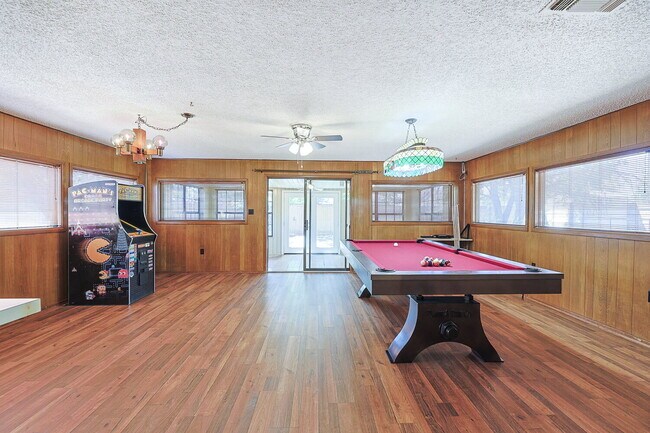 Building Photo - Spacious 3/2/2 near McCullough Park