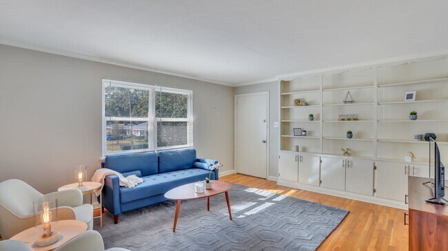 Building Photo - Beautifully renovated Move-in Ready 2bed 1...