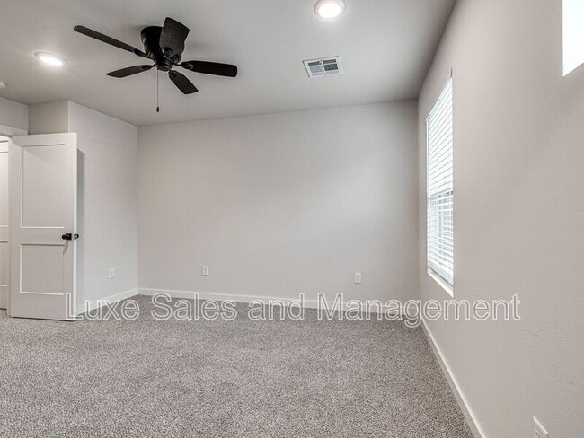 Building Photo - 618 W 2nd St