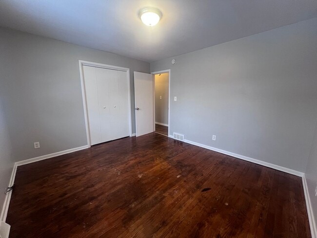 Building Photo - Two Bedroom Duplex on SE Side!