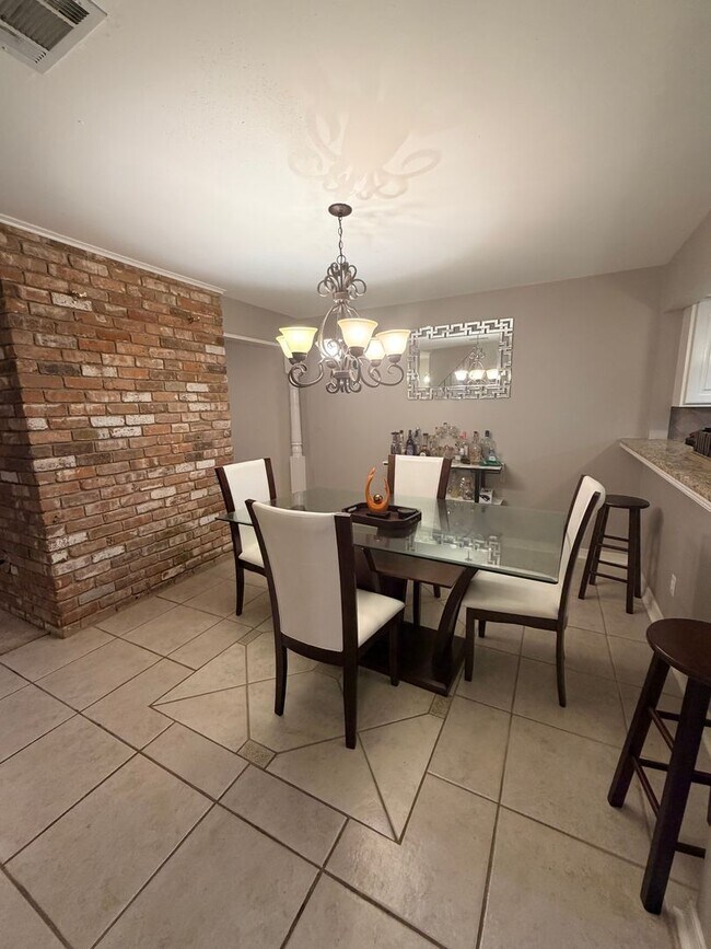 Building Photo - Beautiful 3 Bedroom Townhouse