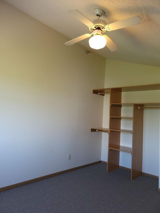 Building Photo - 5 bedroom 2 Bathroom 4 level townhome