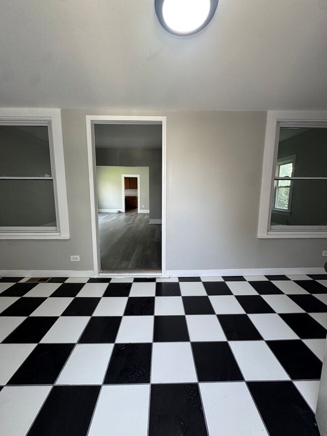 Building Photo - Beautiful 2-bedroom house for Rent in Lansing, IL VAILABLE NOW!!