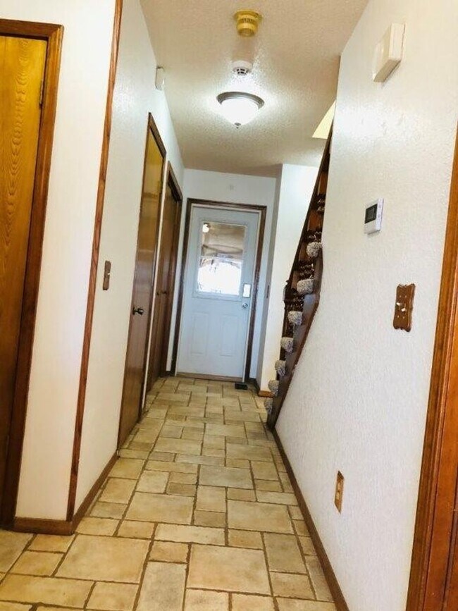 Building Photo - 3 bed , 2 full bath, 2 story , Newly updat...