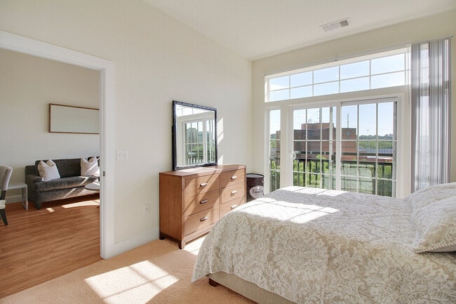 Building Photo - 909 Usher St