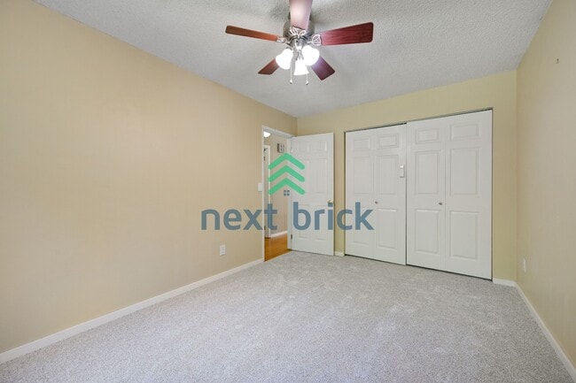 Building Photo - Expansive 4-Bedroom Sammamish Residence w/ Private Guest Suite & Included internet and landscaping.