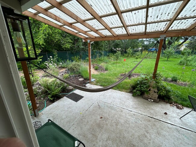 Building Photo - 3 Bedroom single level home w/garage AND free landscaping