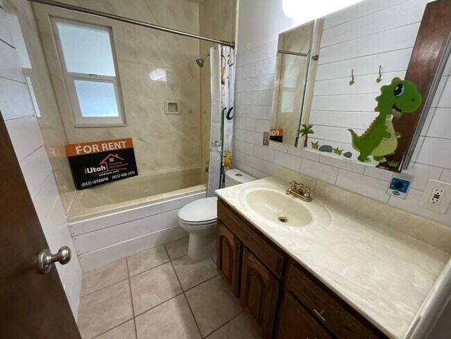 Building Photo - 4 Bedroom 2 Bath 2 Car Garage Home- Dog Friendly and RV parking.