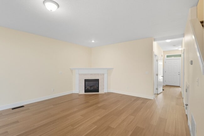 Building Photo - Freshly Updated- 3 Bedroom, 2.5 Bath Townh...