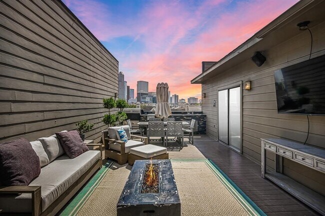 Building Photo - 1608 W Webster St