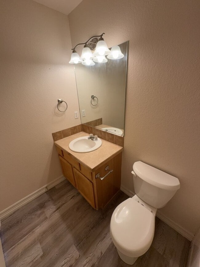 Building Photo - Spacious 3 Bed, 2.5 Bath Home with Oversiz...