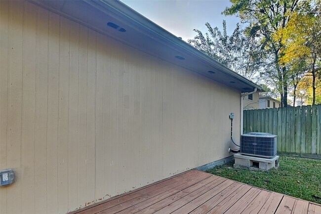 Building Photo - 18623 Singing Woods Dr