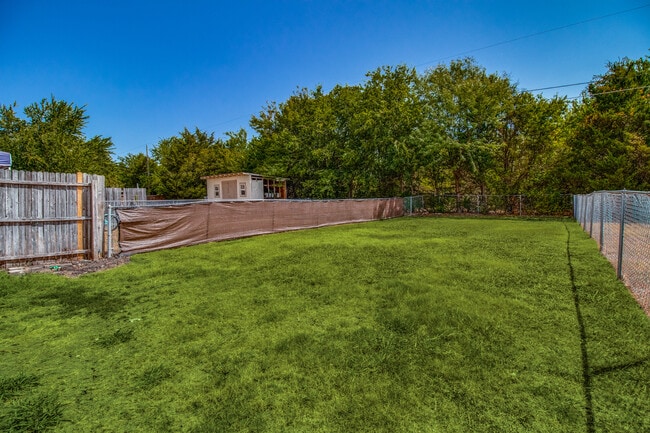 Building Photo - 913 N Brents Ave